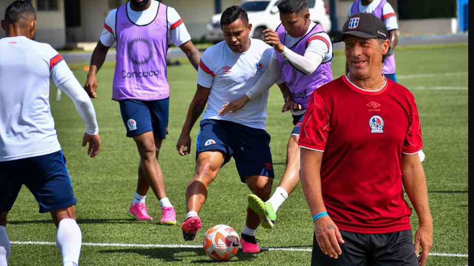 El entrenador del equipo hondureño atendió a los medios previo al duelo por la Copa Centroamericana.