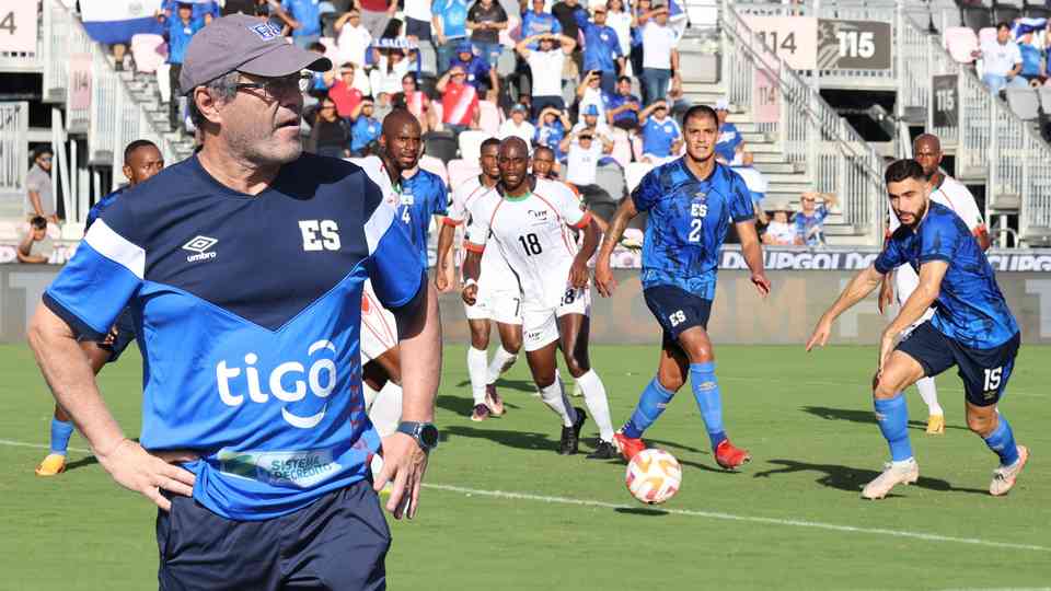 El entrenador de la Selecta brindó una entrevista televisiva en la que abordó varios temas.