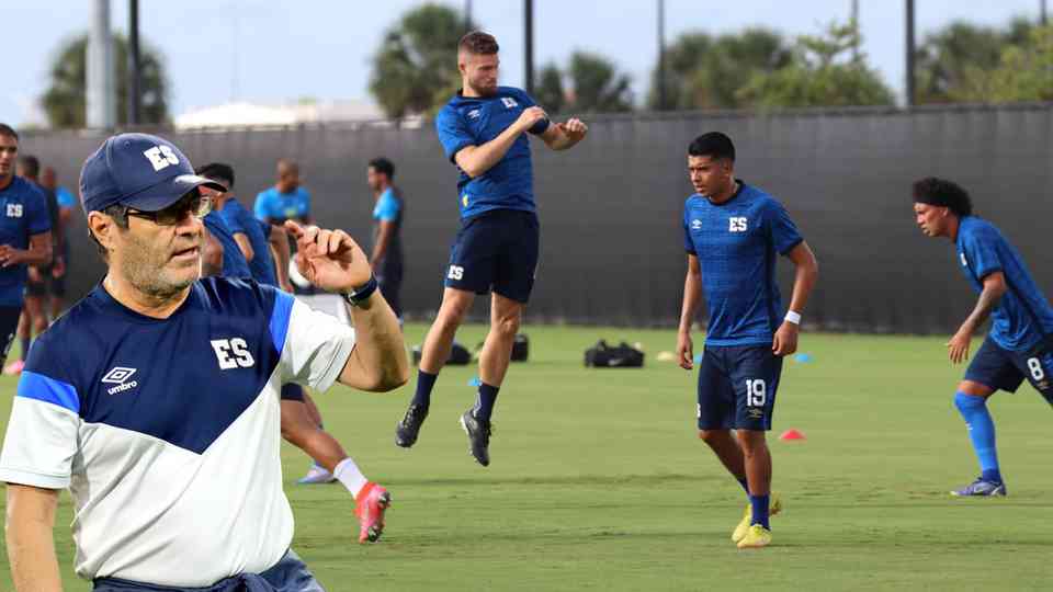 El entrenador de la Selecta mayor reapareció para brindar una controversial entrevista.