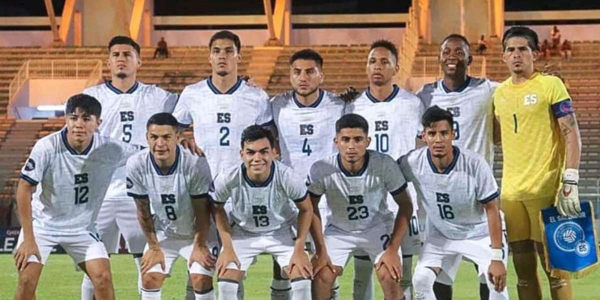 El equipo cuscatleco inició el partido con cierto control del balón, encabezado por jugadores como Santamaría, Menjívar y los hermanos Gil