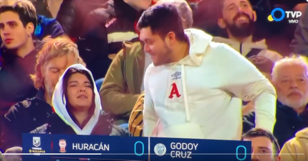 El estudiante salvadoreño fue captado en un partido del Huracán argentino portando una sudadera del Alianza FC.