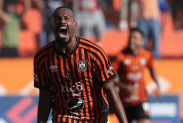 El extremo brasileño lo anunció a través de sus redes sociales aunque el club no lo ha confirmado