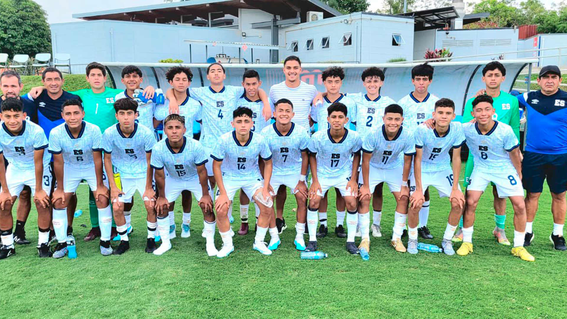 El futbolista de la mayor tuvo un gesto ejemplar con los juveniles de la azulita