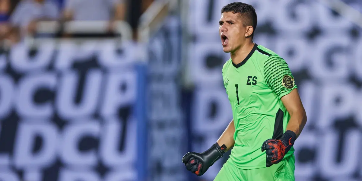 El guardameta arrancó los aplausos de la hinchada con intervenciones claves que evitaron la caída del marco de la Selecta