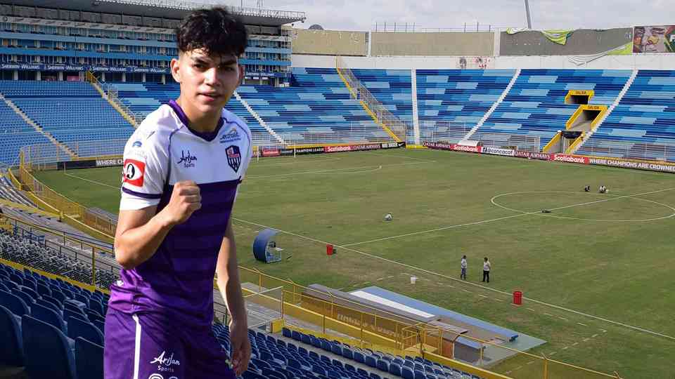 El habilidoso jugador salvadoreño sigue sin definir cuál será su nuevo equipo.