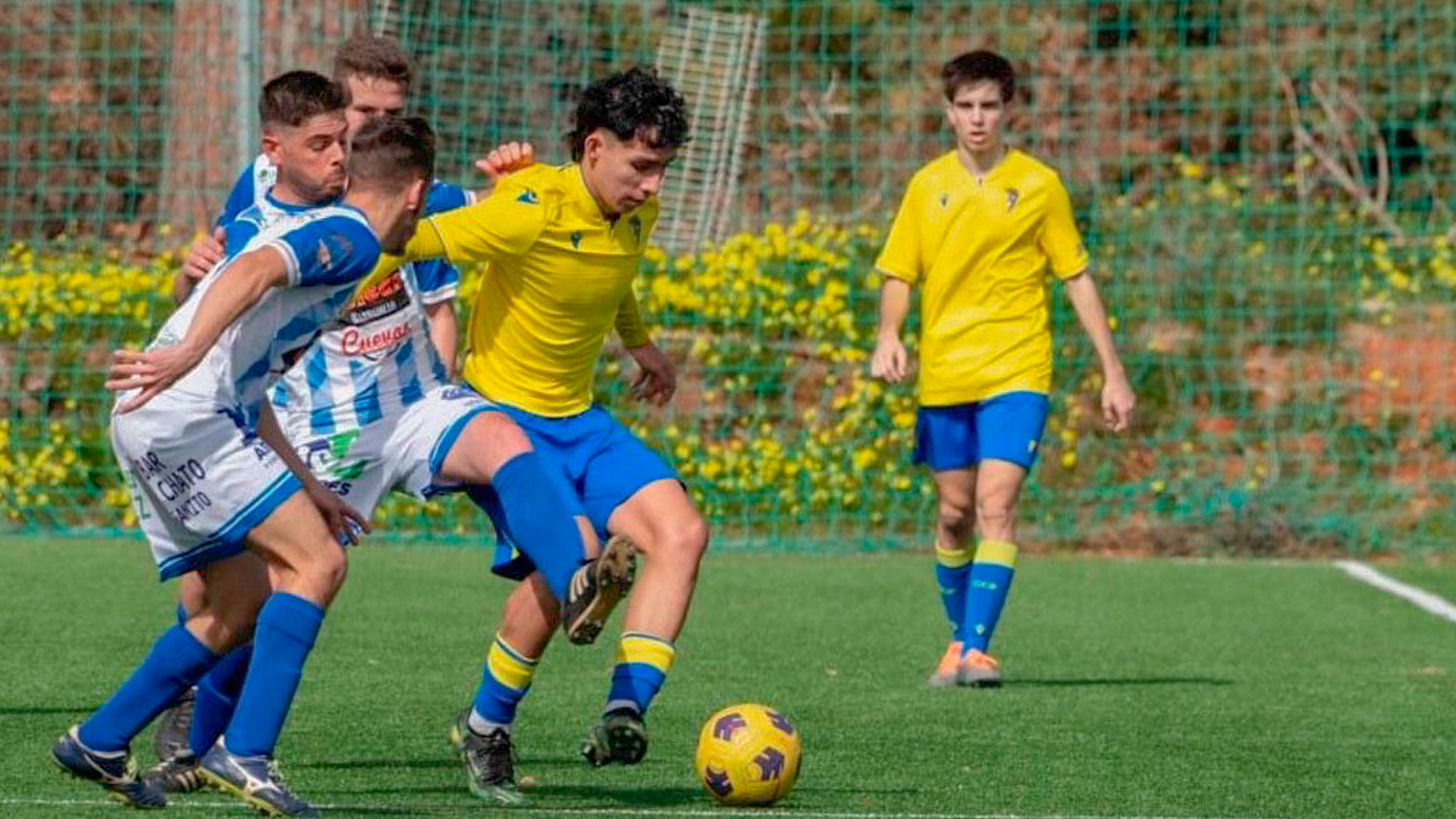 El joven de 19 años marcha líder con su equipo en las divisiones inferiores del balompié español