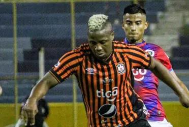 El juego no ha sido fluído por ambos equipos, y la posesión del balón es para Águila pero no ha podido abrir el marcador