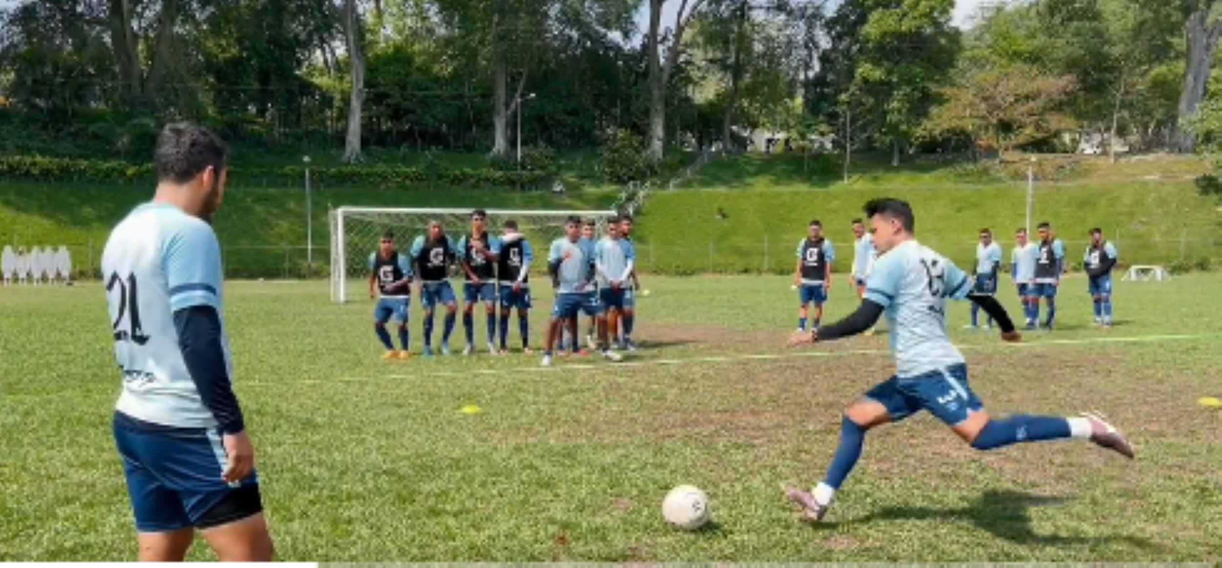 El jugador de Alianza se prepara para efectuar las faltas directas en las semifinales del Clausura.