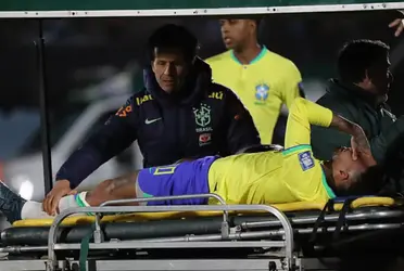 El jugador del equipo Al-Hilal cubrió su rostro con las manos, sin embargo, los gestos de sus compañeros no auguraban buenas noticias