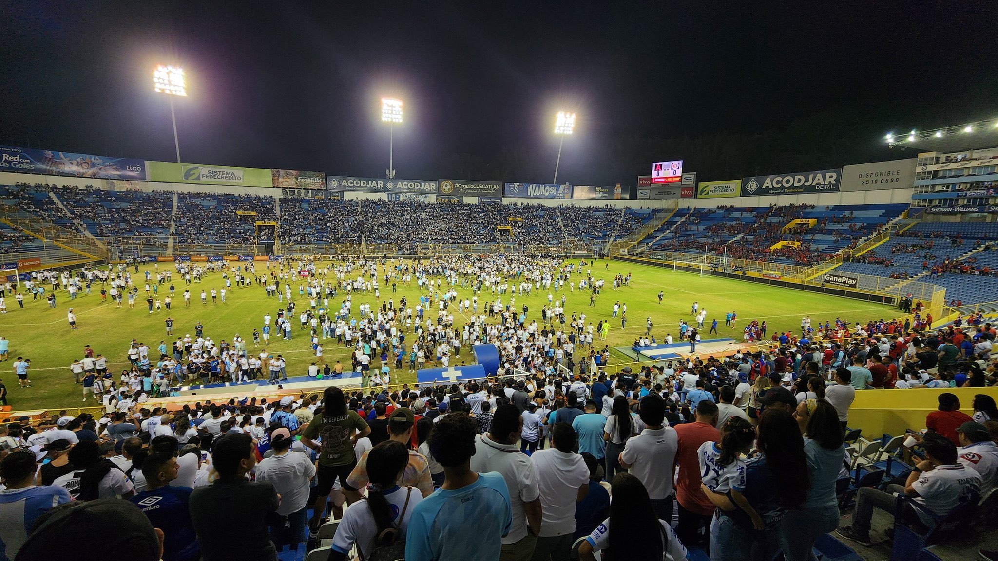 El mundo del fútbol permanece conmocionado, y solidarizado ante la tragedia ocurrida en el estadio Cuscatlán 