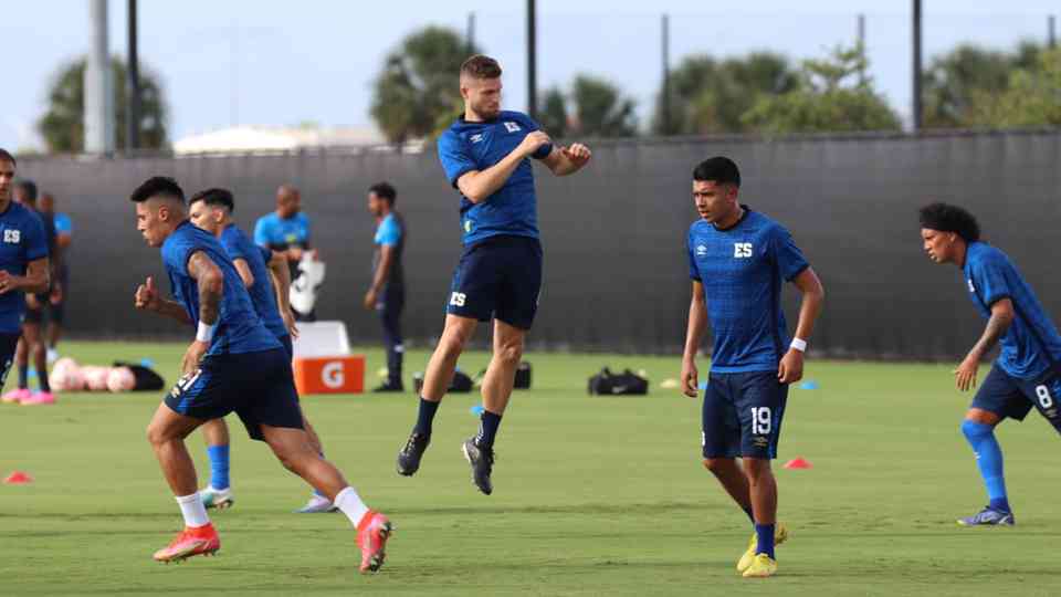 El once inicial de la selección salvadoreña no ha exenta de las críticas de la afición.