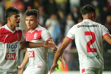 El partido comenzó con un equilibrio en el dominio de las acciones, hasta que el delantero jamaiquino Javon East abrió el marcador tico