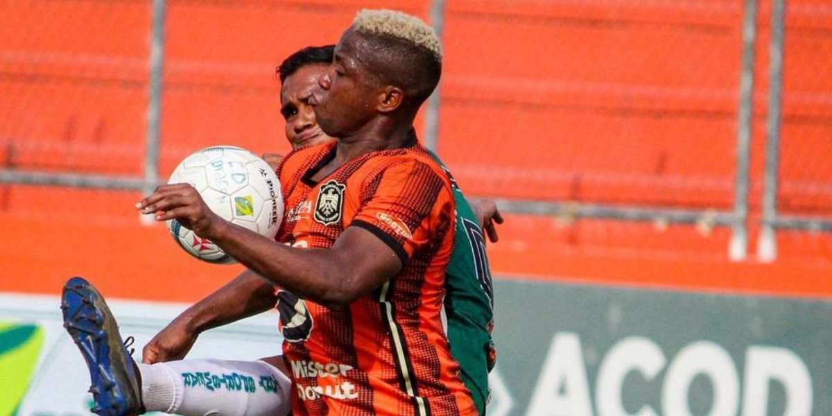 El partido comenzó con un ritmo vertiginoso y apenas en el minuto 10, Kevin Melara del CD Águila dejó boquiabiertos a todos con un golazo