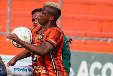 El partido comenzó con un ritmo vertiginoso y apenas en el minuto 10, Kevin Melara del CD Águila dejó boquiabiertos a todos con un golazo