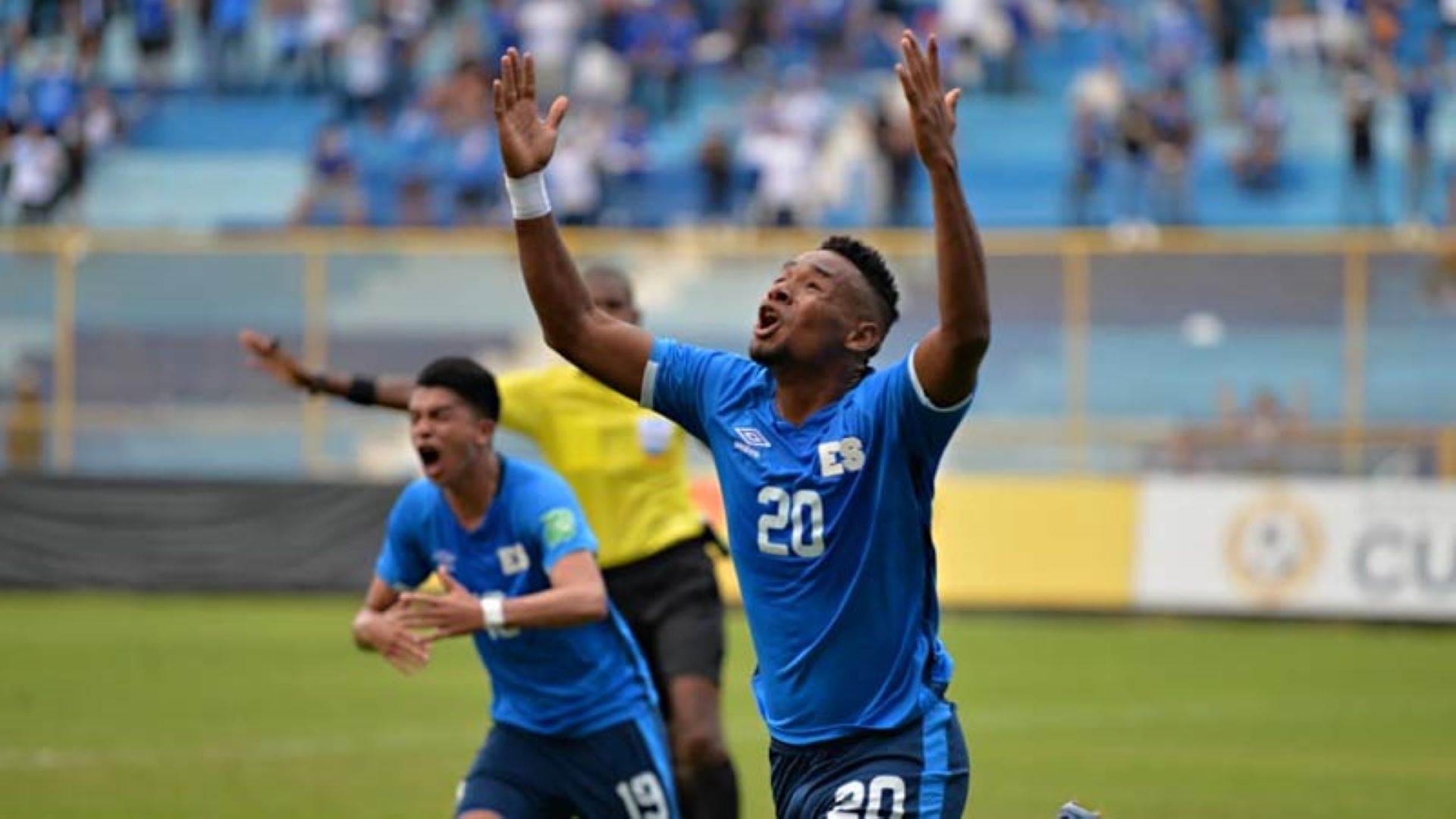 El perfil de Facebook, El Salvador Fútbol Total, difundió la instantánea donde se mira al jugador bebiendo una cerveza.