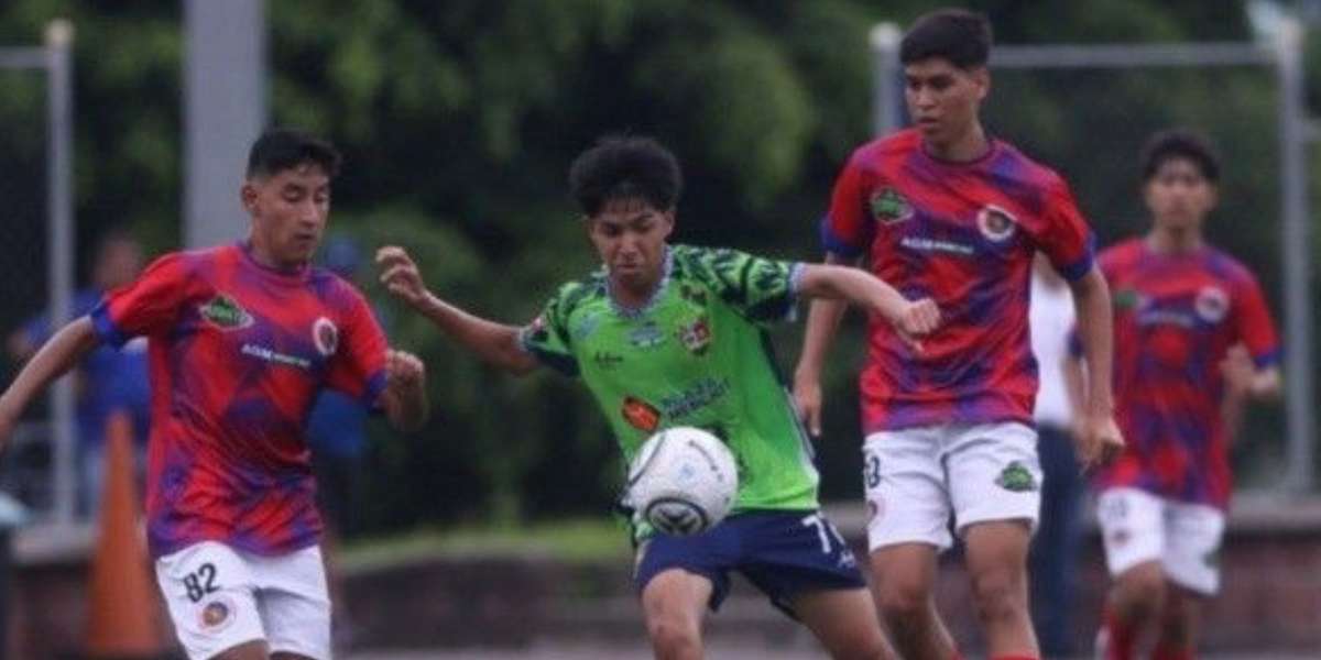 El primer enfrentamiento en la cancha sintética de la federación estuvo a cargo de los equipos de Santa Tecla y FAS, con victoria tecleña