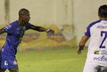 El primer tiempo estuvo marcado por el dominio de Metapán en el campo, pero Jocoro logró anotar el único gol de la primer tiempo