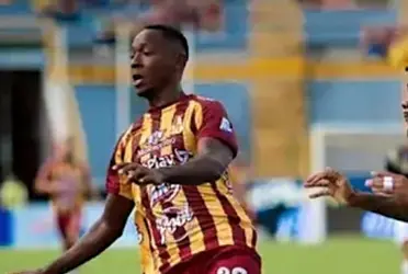 El salvadoreño anotó en la victoria de su equipo que continúa liderando su grupo, tras cuatro partidos disputados y 12 puntos ganados