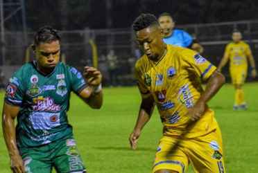 El técnico Ancheta desplegó movimientos tácticos clave, buscando abrir espacios en los extremos y fomentar oportunidades de gol de su equipo