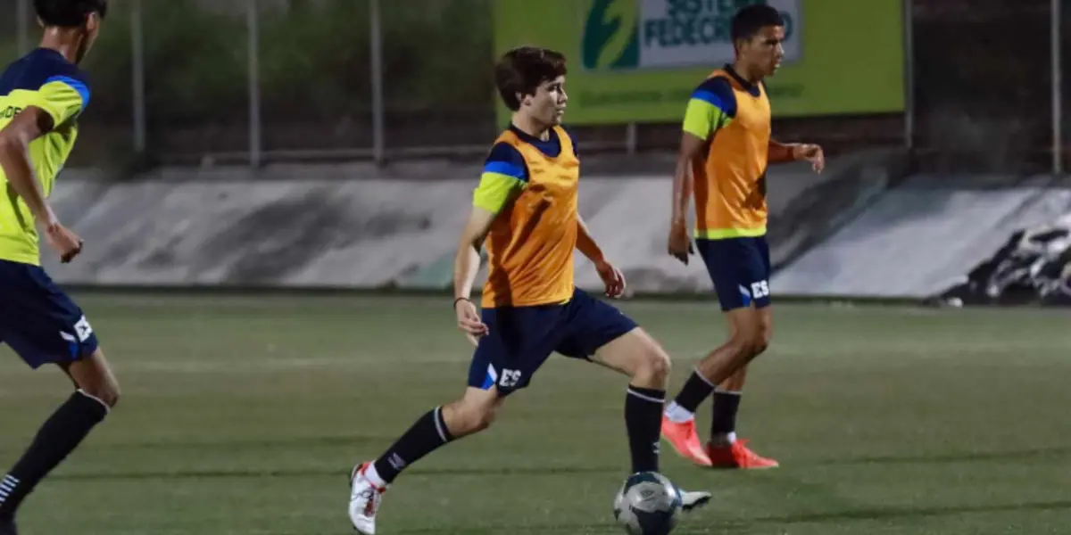 El técnico español se queda con estos 20 jugadores que representarán a la selección juvenil en Honduras