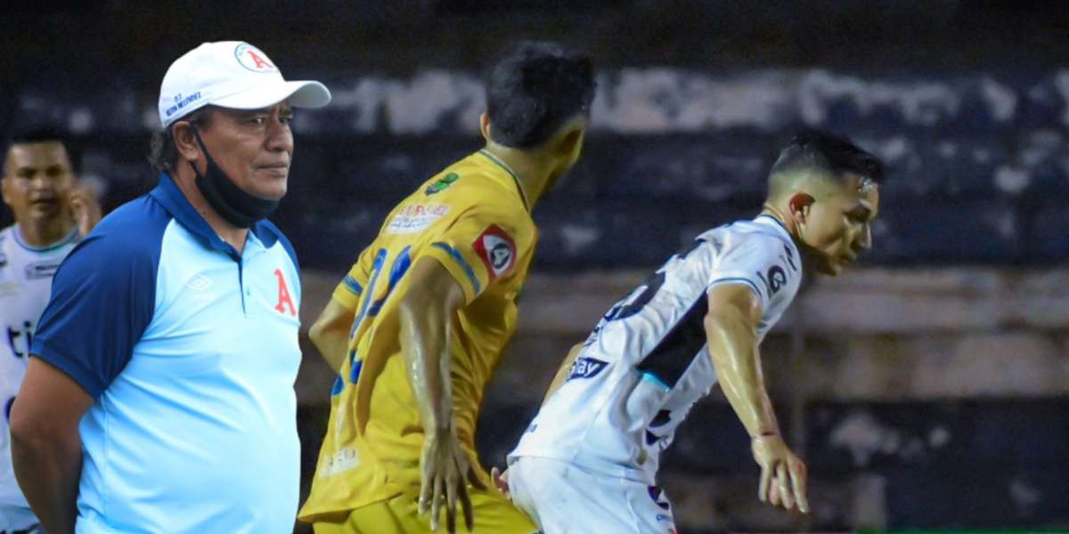 El 'tigana' no ocultó su preocupación por el estado del césped y lo consideró un factor que complicó el espectáculo para ambos equipos