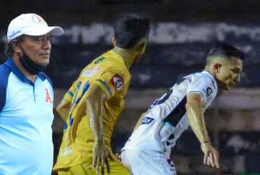 El 'tigana' no ocultó su preocupación por el estado del césped y lo consideró un factor que complicó el espectáculo para ambos equipos