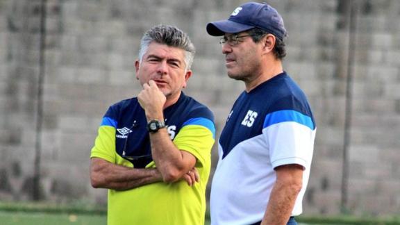 El timonel cuscatleco, Hugo Pérez, se encontraba acompañado con Mauricio Cienfuegos mientras hacían una visoría