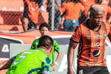 El último lugar del campeonato se lleva un punto de oro de San Miguel, a cinco minutos del final del partido