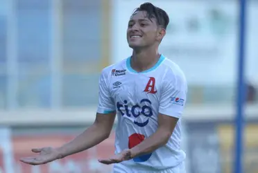 El volante central de los albos regresó lesionado de los juegos amistosos de la Selecta ante Curazao por lo que está descartado para Alianza