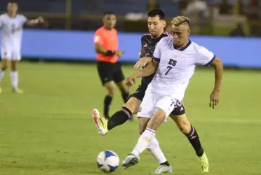 El volante de Águila realizaba marca sobre el jugador argentino y este cayó lesionado, para luego ser confirmado como fuera de la temporada