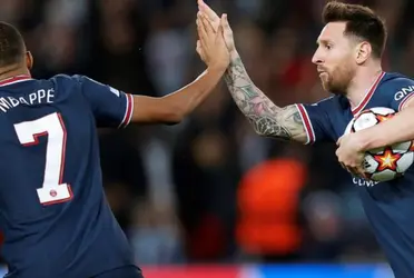 En el escenario, con el prestigioso galardón en sus manos, el rosarino compartió palabras amables con su excompañero y rival, Kylian Mbappé