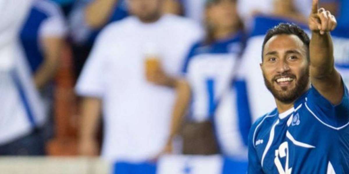 En ese momento crucial de su vida, se encontraba ante una encrucijada. Había tenido una exitosa prueba con el Bordeaux y el club lo quería