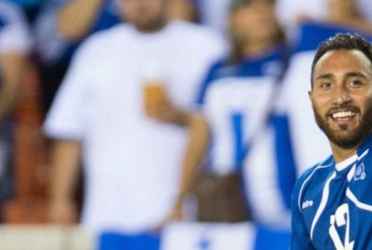 En ese momento crucial de su vida, se encontraba ante una encrucijada. Había tenido una exitosa prueba con el Bordeaux y el club lo quería