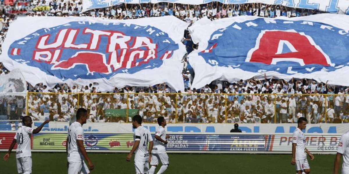 En esta selección histórica realizada por Alianza FC, también destacan tres futbolistas uruguayos. Entre ellos, "Kin" Canales, una leyenda