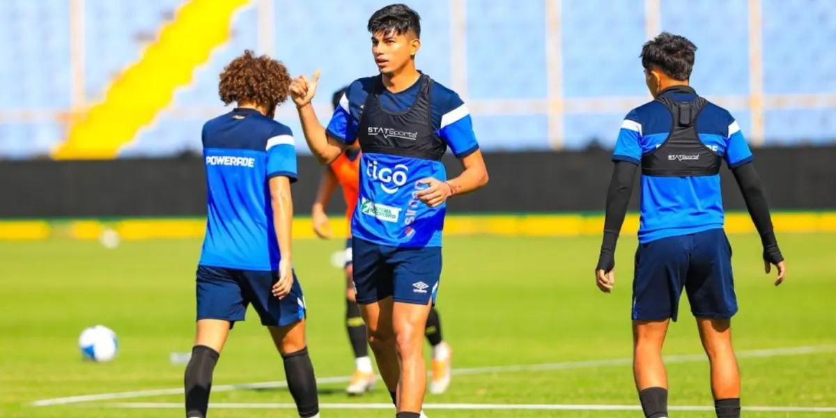 En la primera práctica del día, que tuvo lugar en el estadio Cuscatlán, ya estaban presentes los legionarios convocados a este duelo