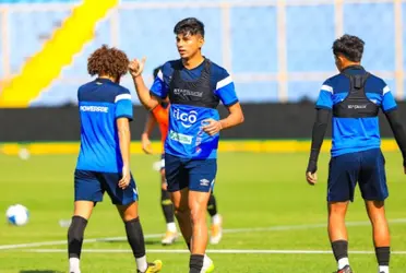 En la primera práctica del día, que tuvo lugar en el estadio Cuscatlán, ya estaban presentes los legionarios convocados a este duelo