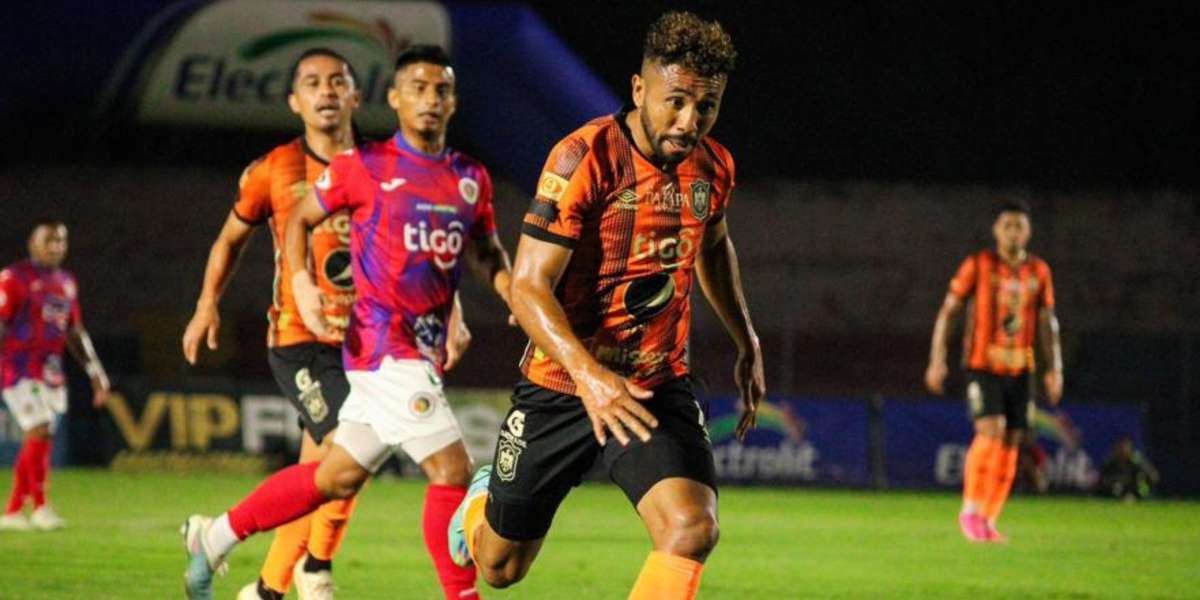 En la segunda mitad, la obligación de Águila de adelantar las filas empujó a FAS hacia su propio campo, pero también tuvo más espacios