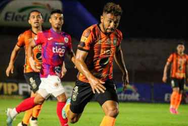 En la segunda mitad, la obligación de Águila de adelantar las filas empujó a FAS hacia su propio campo, pero también tuvo más espacios