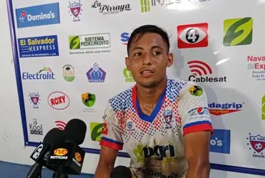 En las imágenes del partido ante Curazao se vio una supuesta agresión del técnico al jugador del Firpo, pero Flores aclara esta acción