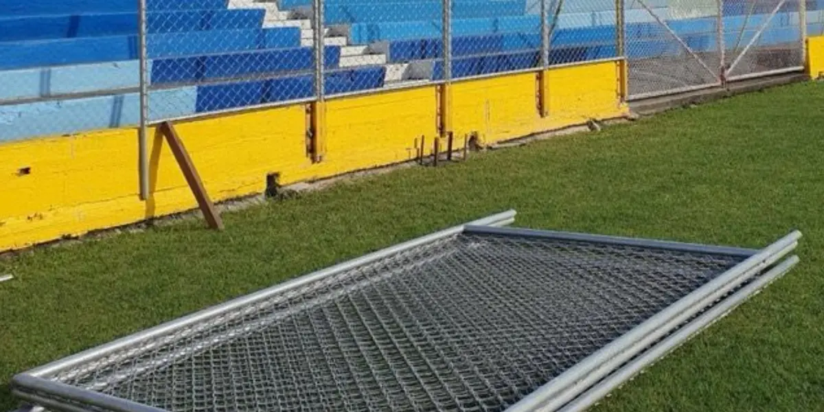 En las imágenes se aprecia un césped principal de un verde vibrante, aunque se notan algunas áreas con pequeñas reparaciones en la grama