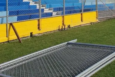 En las imágenes se aprecia un césped principal de un verde vibrante, aunque se notan algunas áreas con pequeñas reparaciones en la grama