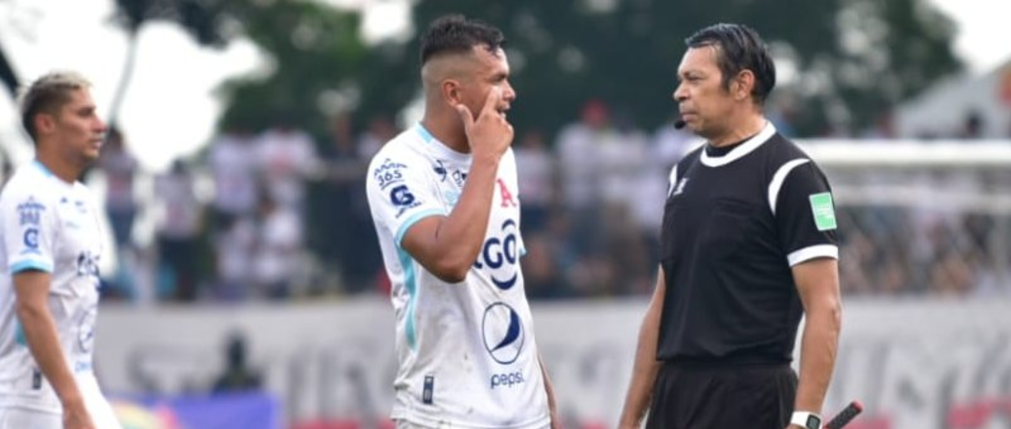 En virtud del Código Disciplinario FESFUT, cualquier jugador que muerda a un jugador debera pagar una sanción con partidos oficiales