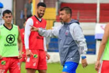 Esta delicada situación ha sido dejada entrever por uno de sus jugadores, el defensor Lizandro Claros, quien sorprendentemente utilizó X