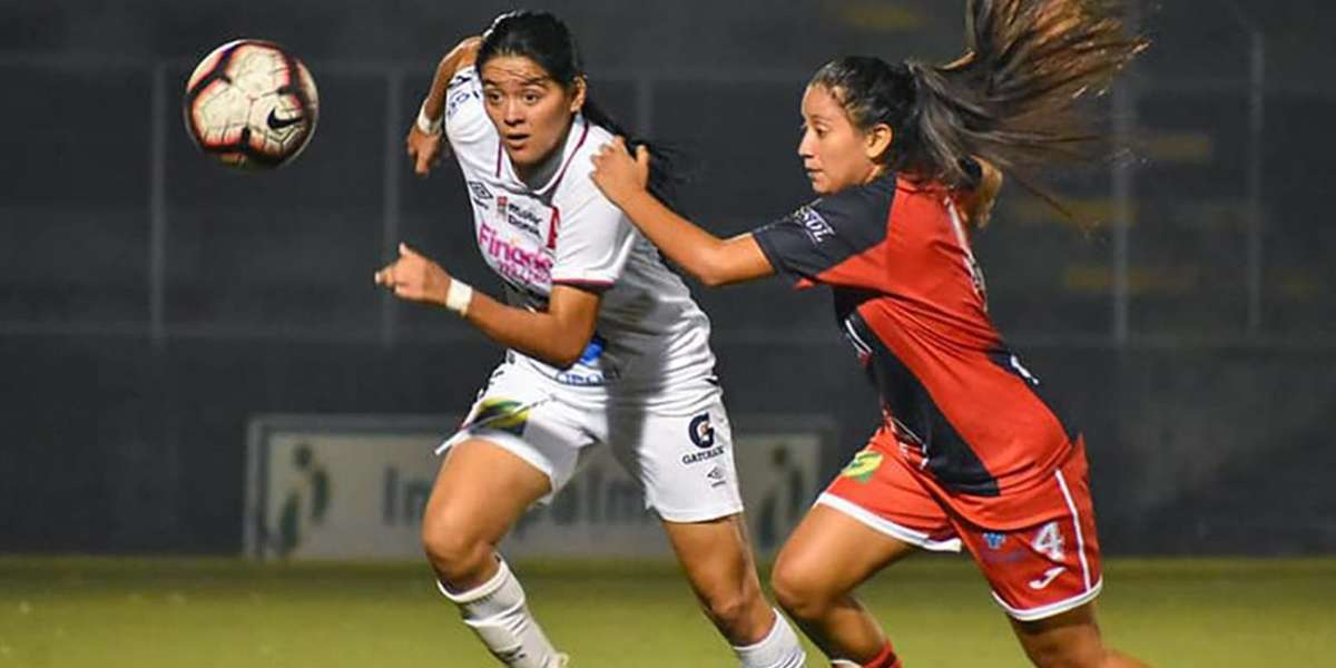 Henríquez destacó que el entorno del fútbol "profesional" en el país aún tiene carencias importantes, especialmente el fútbol femenino