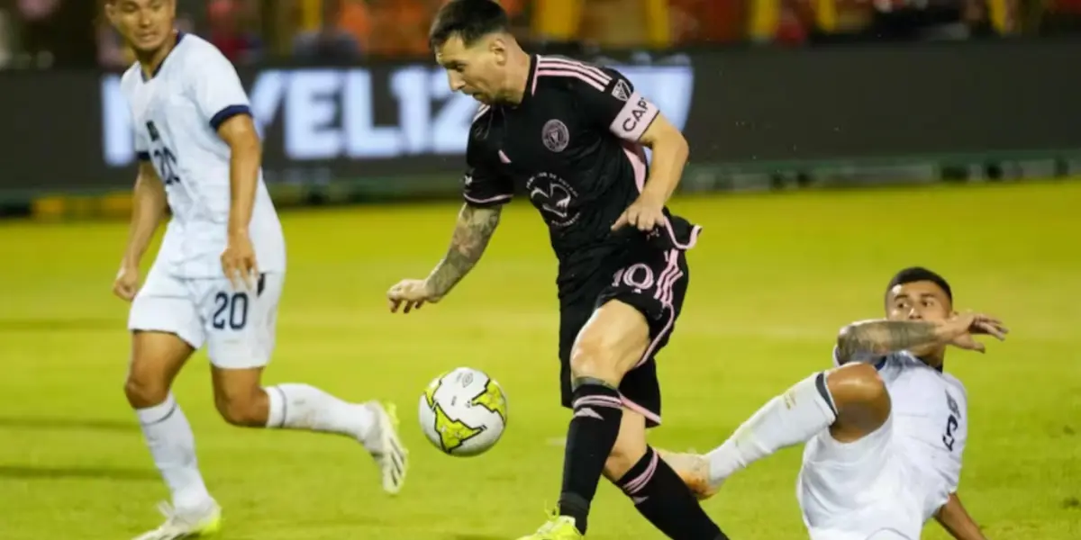 Hinchadas de varias partes del continente viajaron solo para ver a Lionel Messi y compañía en el campo del Cuscatlán