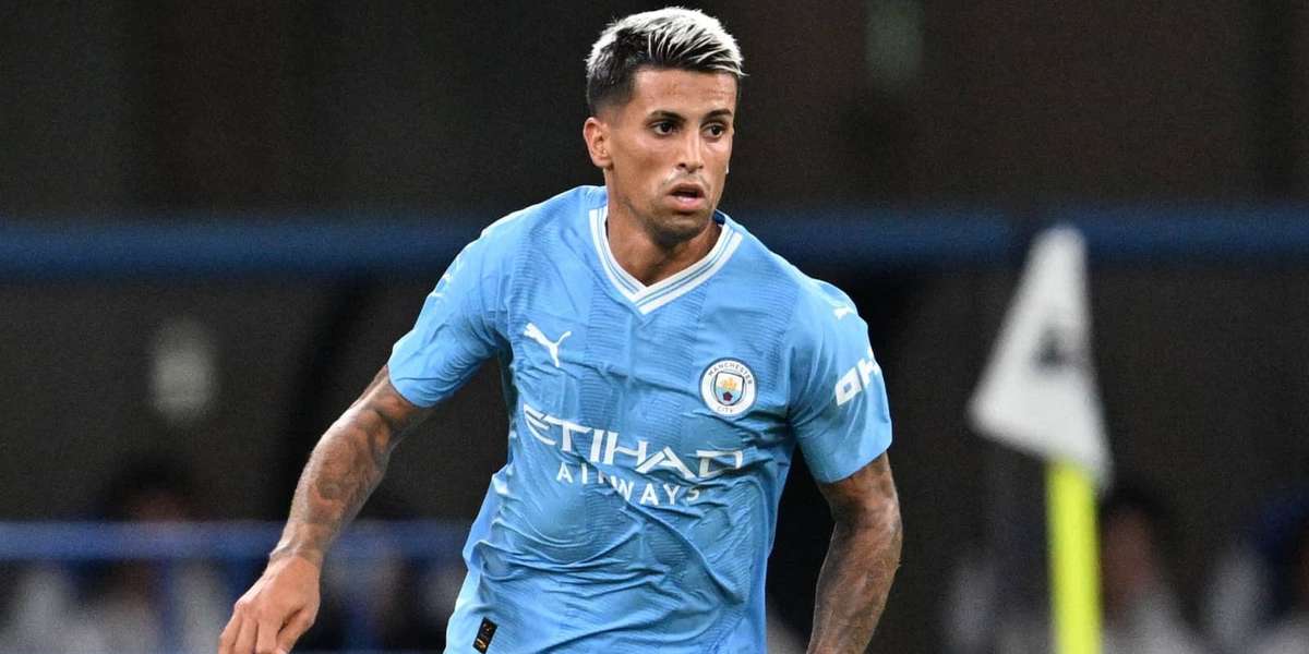 Joao Cancelo está a la espera que se cierre la negociación entre Barcelona y Manchester City