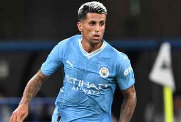 Joao Cancelo está a la espera que se cierre la negociación entre Barcelona y Manchester City