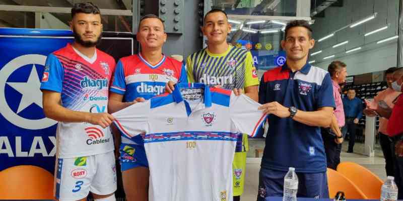 Jugadores y exjugadores, se hicieron presente en el lanzamiento de la camiseta del Centenario / Foto tomada de EDH