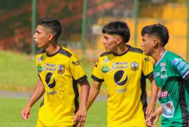 La emoción comenzó temprano cuando el Once Deportivo aprovechó un tiro libre para abrir el marcador, con Víctor Landazuri anotando para Once