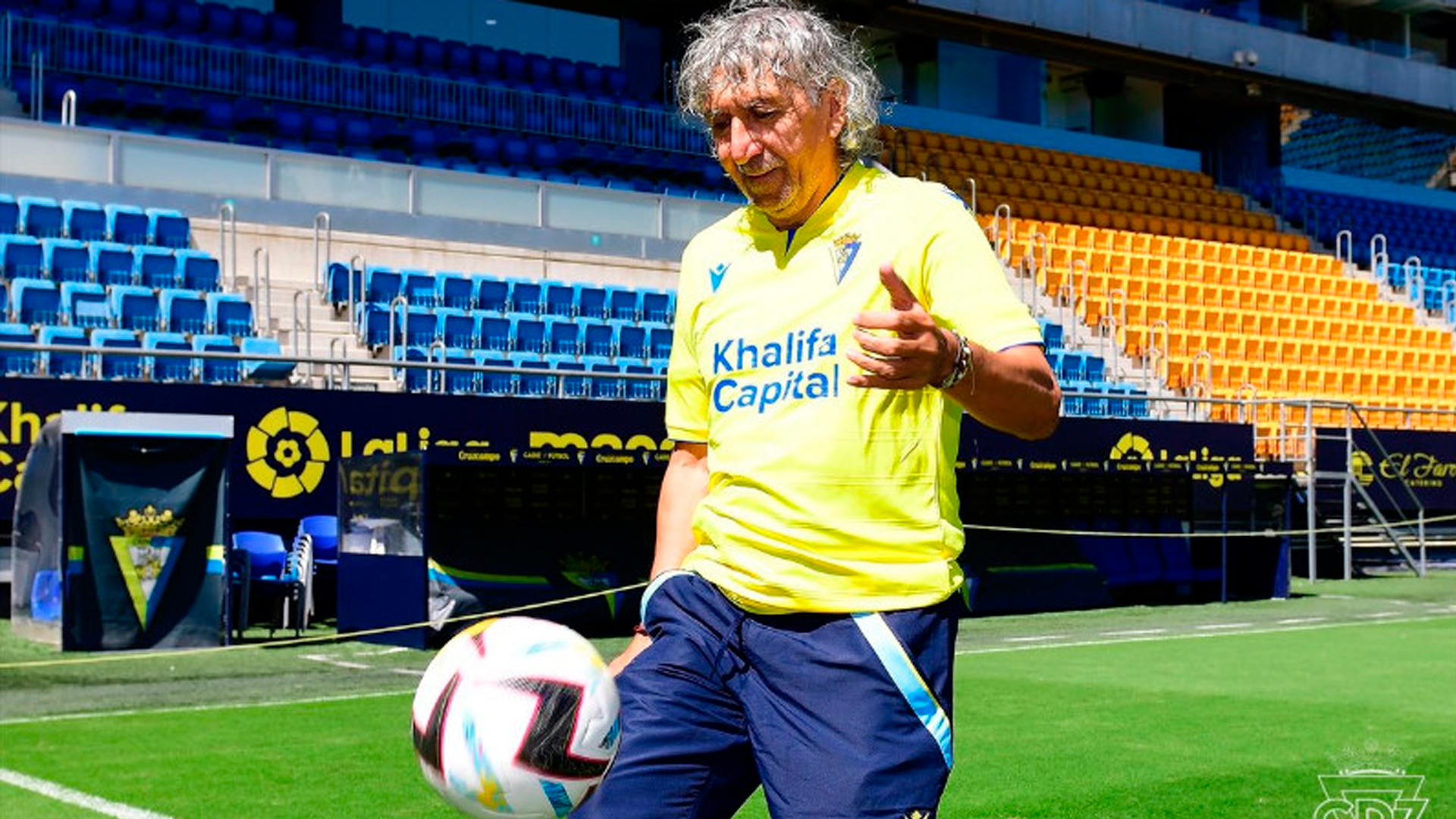 La leyenda del fútbol salvadoreño sigue dejando obras de arte con el balón donde quiera que va